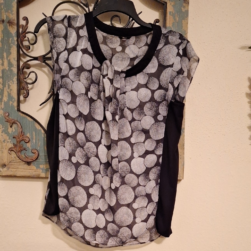 🔥 3 for $25 SALE Milano Black and Gray Cap Sleeve Blouse Size Medium